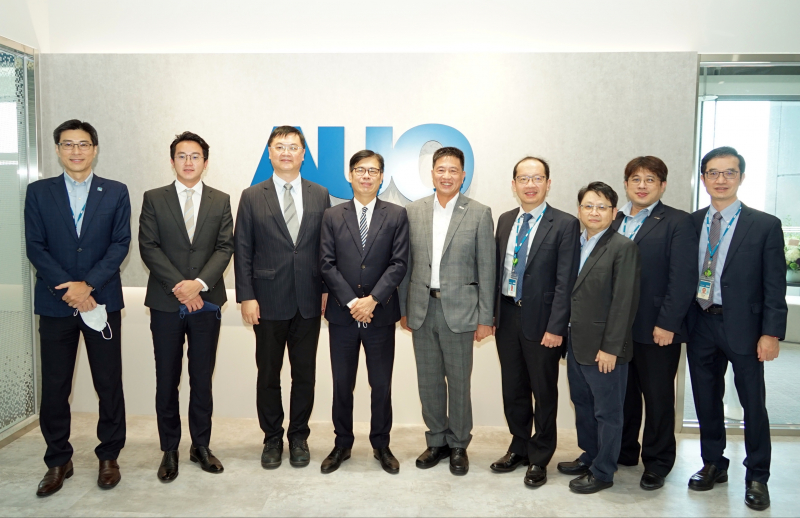 大庄家光電前進亞灣成立「AUO解決方案研發中心」，作為多元場域解決方案研發及試驗場域（圖中左為高雄市長陳其邁、圖中右為大庄家光電董事長彭双浪）